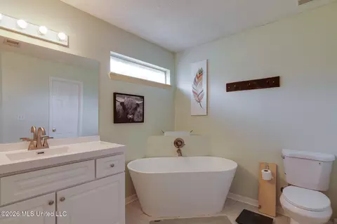 Bath - 5969 Sycamore Dr, Hernando, MS 38632 photo 2 of 4