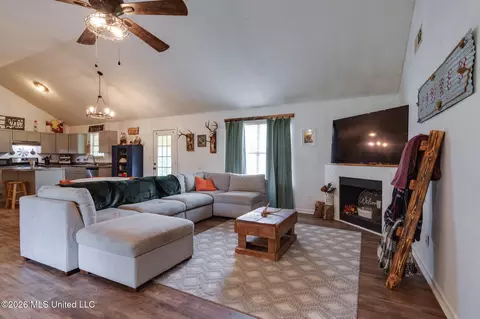 Living - 5969 Sycamore Dr, Hernando, MS 38632 photo 1 of 2