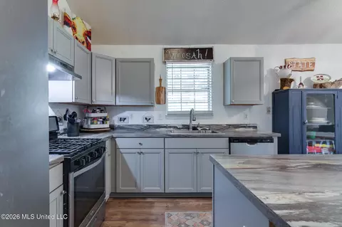 Kitchen - 5969 Sycamore Dr, Hernando, MS 38632 photo 4 of 4