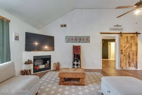 Living - 5969 Sycamore Dr, Hernando, MS 38632 photo 2 of 2