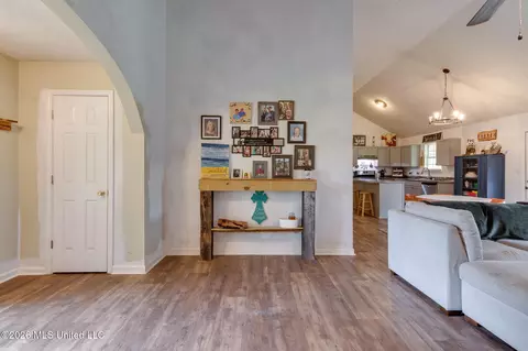 Entry Way - 5969 Sycamore Dr, Hernando, MS 38632 photo 2 of 3