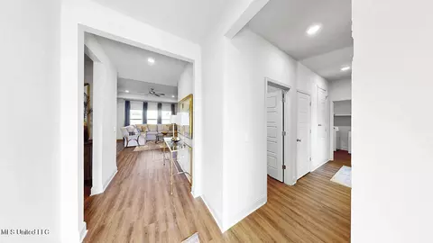 Entry Way - 227 Canvasback Trl, Brandon, MS 39047 photo 2 of 10