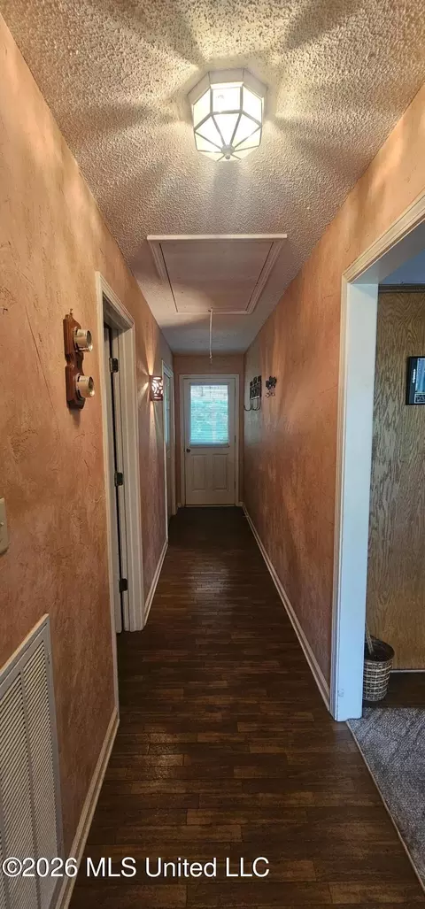 Entry Way - 405 Chickasaw Rd, Pope, MS 38658 photo 2 of 2