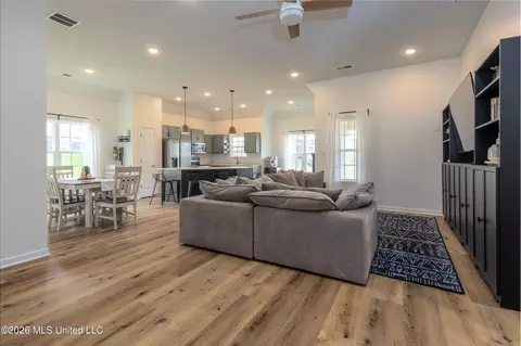 Entry Way - 235 Magnolia Hts Dr, Hernando, MS 38632 photo 2 of 3