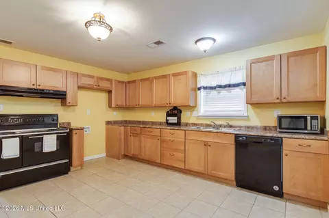 Kitchen - 2015 Tulane Rd, Nesbit, MS 38651 photo 2 of 3