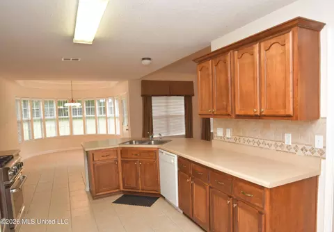 Kitchen - 616 Ridge View Dr, Hernando, MS 38632 photo 5 of 6