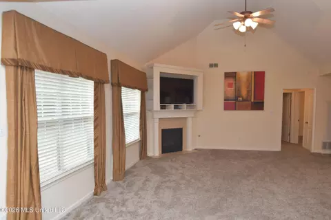 Living - 616 Ridge View Dr, Hernando, MS 38632 photo 2 of 3