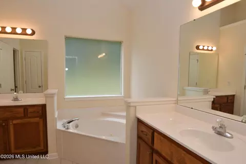 Bath - 616 Ridge View Dr, Hernando, MS 38632 photo 2 of 3