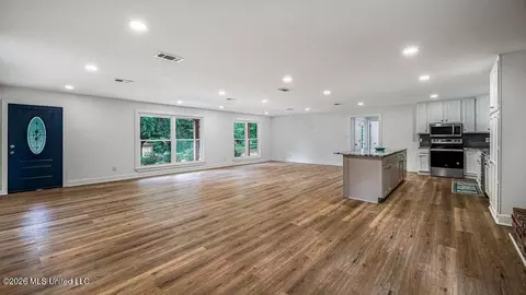 Living - 4024 Castenera Ave, Moss Point, MS 39563 photo 3 of 4