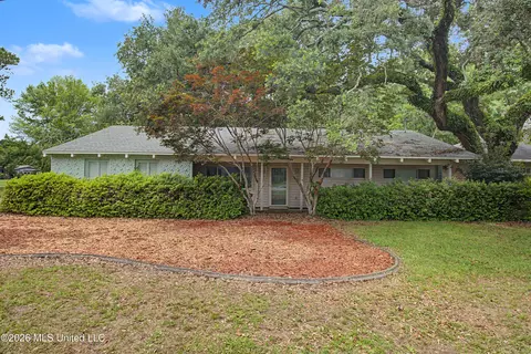 6621 Golf Club Dr, Diamondhead, MS 39525