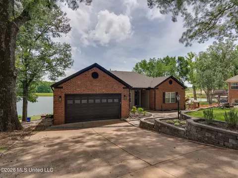 4838 Victoria Dr, Nesbit, MS 38651