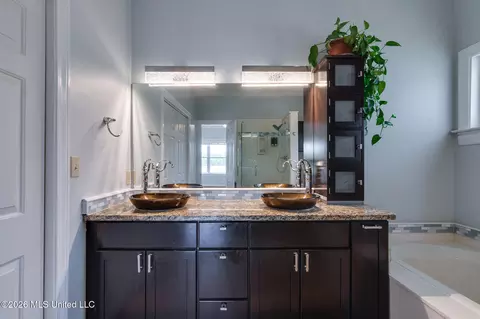 Bath - 4838 Victoria Dr, Nesbit, MS 38651 photo 4 of 6