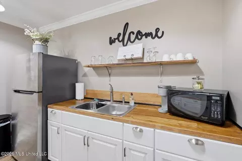 Kitchen - 718 S College St, Brandon, MS 39042 photo 7 of 8