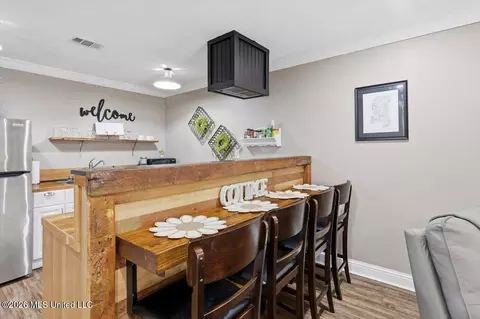 Dining - 718 S College St, Brandon, MS 39042 photo 3 of 3