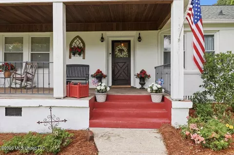 Exterior - 718 S College St, Brandon, MS 39042 photo 2 of 11