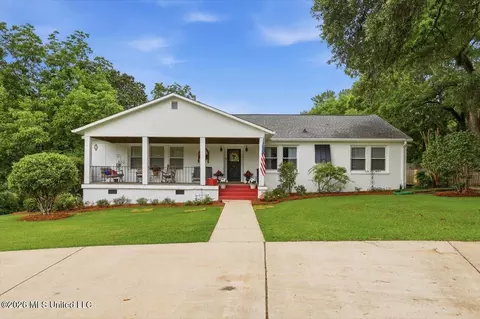 718 S College St, Brandon, MS 39042