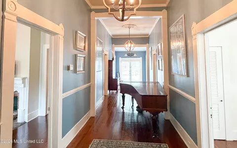 Entry Way - 914 State St, Natchez, MS 39120 photo 2 of 6
