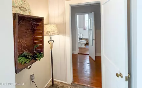 Entry Way - 914 State St, Natchez, MS 39120 photo 4 of 6