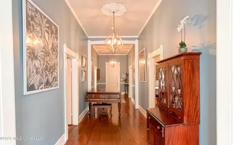 Entry Way - 914 State St, Natchez, MS 39120 photo 3 of 6