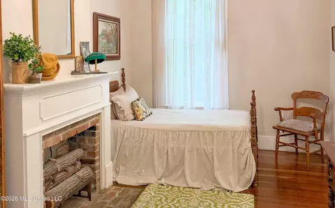 Bedroom - 914 State St, Natchez, MS 39120 photo 4 of 8