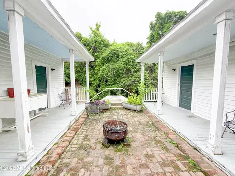 Exterior - 914 State St, Natchez, MS 39120 photo 5 of 8