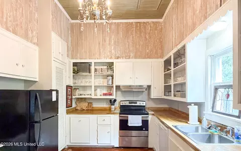 Kitchen - 914 State St, Natchez, MS 39120 photo 1 of 5