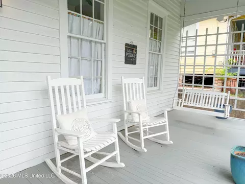 Exterior - 914 State St, Natchez, MS 39120 photo 4 of 8