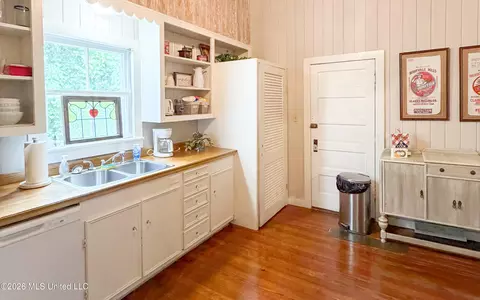 Kitchen - 914 State St, Natchez, MS 39120 photo 3 of 5