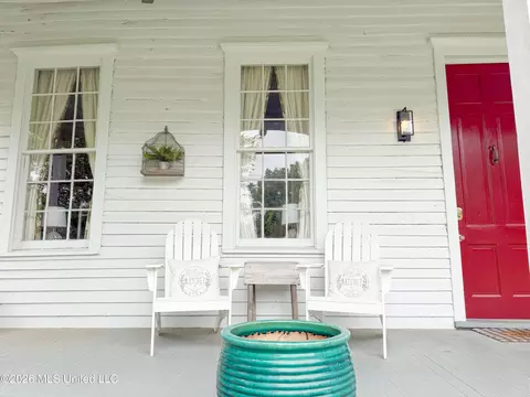 Exterior - 914 State St, Natchez, MS 39120 photo 3 of 8