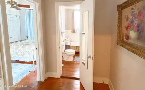 Entry Way - 914 State St, Natchez, MS 39120 photo 5 of 6