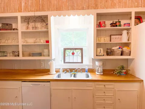 Kitchen - 914 State St, Natchez, MS 39120 photo 5 of 5