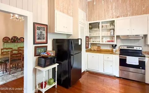 Kitchen - 914 State St, Natchez, MS 39120 photo 2 of 5