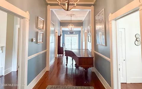 Entry Way - 914 State St, Natchez, MS 39120 photo 1 of 6