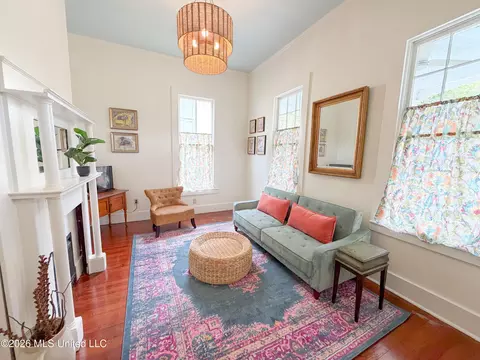 Living - 914 State St, Natchez, MS 39120 photo 1 of 3