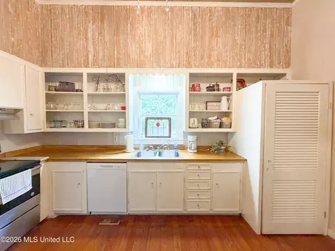 Kitchen - 914 State St, Natchez, MS 39120 photo 4 of 5
