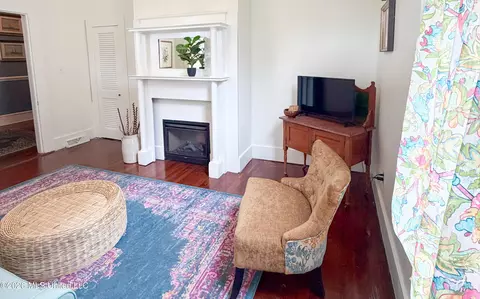 Living - 914 State St, Natchez, MS 39120 photo 2 of 3