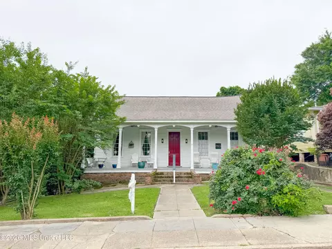 Exterior - 914 State St, Natchez, MS 39120 photo 1 of 8