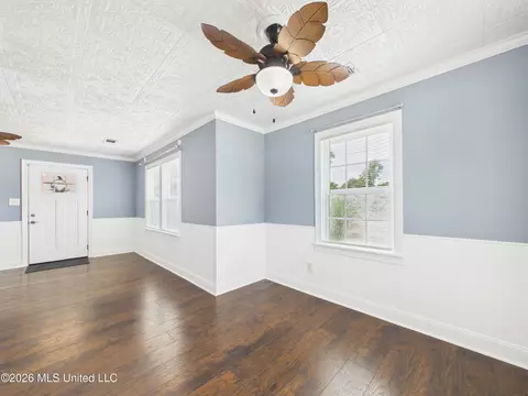 Living - 180 Iris St, Biloxi, MS 39531 photo 3 of 3