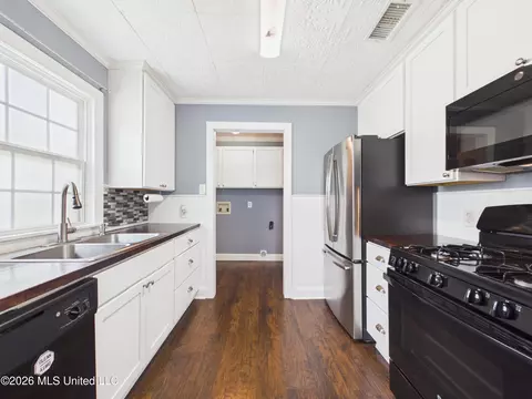 Kitchen - 180 Iris St, Biloxi, MS 39531 photo 1 of 2