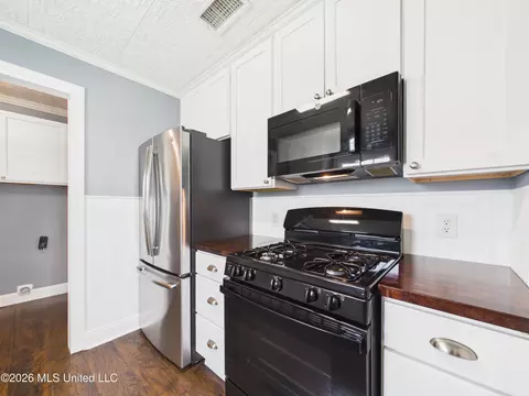 Kitchen - 180 Iris St, Biloxi, MS 39531 photo 2 of 2