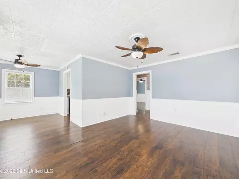 Living - 180 Iris St, Biloxi, MS 39531 photo 1 of 3