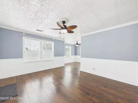 Living - 180 Iris St, Biloxi, MS 39531 photo 2 of 3