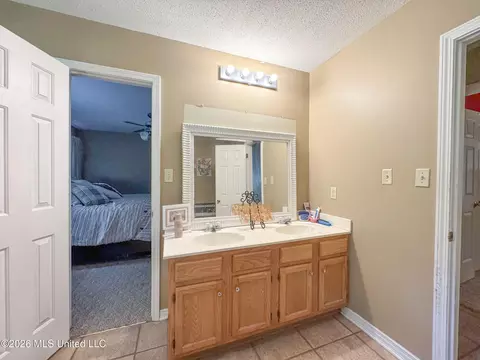 Bath - 2336 Dummyline Rd, Lambert, MS 38643 photo 5 of 6