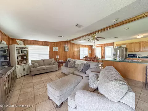 Living - 2336 Dummyline Rd, Lambert, MS 38643 photo 2 of 4