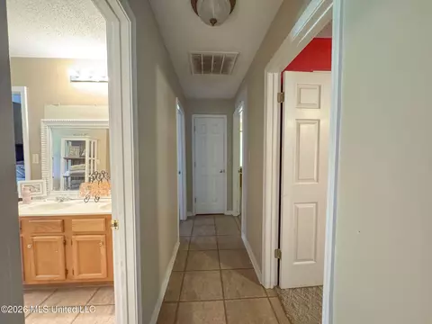 Entry Way - 2336 Dummyline Rd, Lambert, MS 38643 photo 4 of 7