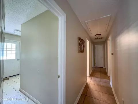 Entry Way - 2336 Dummyline Rd, Lambert, MS 38643 photo 2 of 7