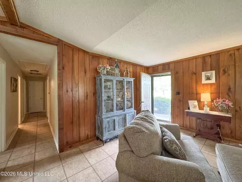 Entry Way - 2336 Dummyline Rd, Lambert, MS 38643 photo 1 of 7