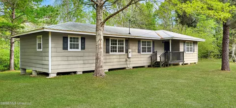 411 Martin Luther King Junior Dr, Poplarville, MS 39470