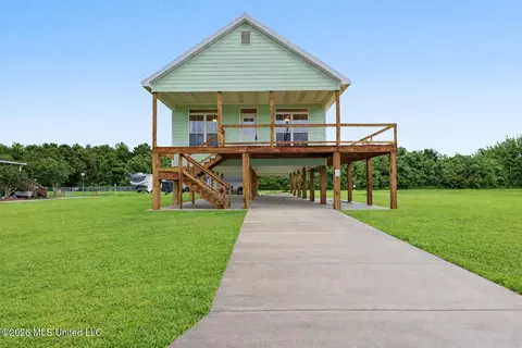 126 Farrar Ln, Waveland, MS 39576