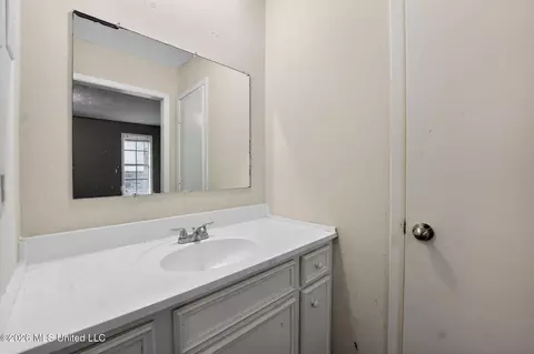 Bath - 2137 Thousand Oaks Dr, Jackson, MS 39212 photo 2 of 4